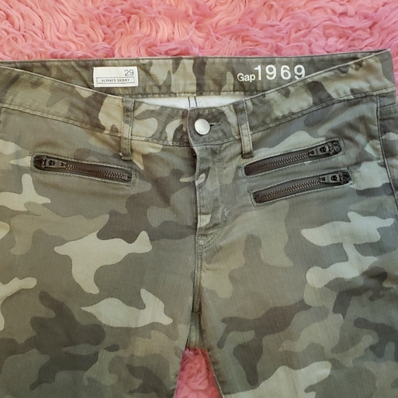 Gap Camo Capris - Picture 4 of 6